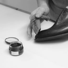 Nanášení krému prsty při péči o boty na zakázku